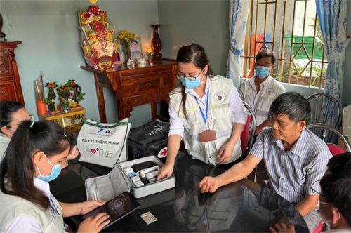 Đội "Bác sĩ gia đình" xã Đất Đỏ thăm khám cho một người dân cao tuổi tại nhà