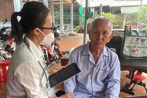 Đội "Bác sĩ gia đình" xã Bắc Tân Uyên thăm khám cho một người dân cao tuổi tại nhà