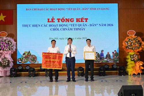 Phó Chủ tịch UBND tỉnh Lê Văn Phước trao quyết định và cờ giao nhiệm vụ cho xã Gò Quao tổ chức các hoạt động “Tết Quân - Dân” năm 2027 Chôl Chnăm Thmây. Ảnh: Phương Vũ