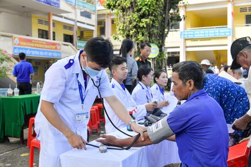 Hội chữ thập đỏ phối hợp với y, bác sĩ tại TP. Hồ Chí Minh khám, bệnh phát thuốc miễn phí cho người dân. Ảnh: Phương Vũ