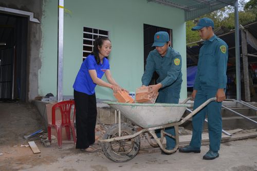 Cán bộ, chiến sĩ LLVT xã Hòn Đất hỗ trợ người dân xây dựng nhà dịp Tết Quân – Dân mừng Chol Chnam Thmay năm 2026. Ảnh: Phương Vũ
