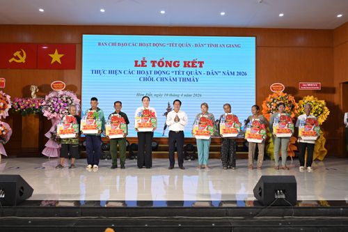 Phó Giám đốc Sở Nội vụ Huỳnh Tấn Phi trao quà cho gia đình chính sách, người có công. Ảnh: Phương Vũ