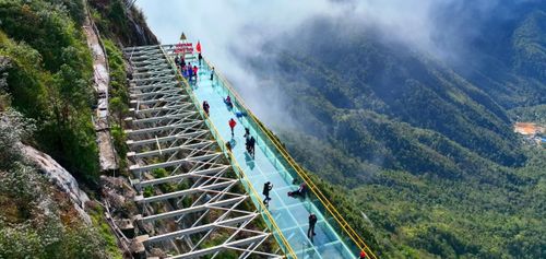 Khu du lịch Cầu kính Rồng Mây nằm ở độ cao gần 2.300m so với mực nước biển