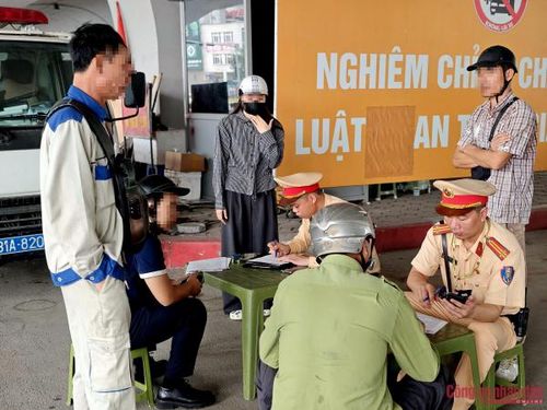 Người vi phạm xếp hàng chờ đến lượt làm việc với Cảnh sát.