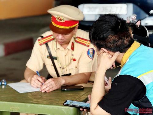 "An toàn giao thông không chỉ là trách nhiệm của riêng ai mà là nghĩa vụ chung của toàn xã hội. Việc chấm dứt hành vi đi ngược chiều không chỉ giúp bảo vệ tính mạng, sức khỏe của mỗi người mà còn góp phần xây dựng một môi trường giao thông văn minh, an toàn. Đã đến lúc mỗi người cần nói không với thói quen nguy hiểm này, bắt đầu từ những hành động nhỏ nhưng thiết thực trong cuộc sống hằng ngày"", Trung tá Phạm Văn Chiến nói.