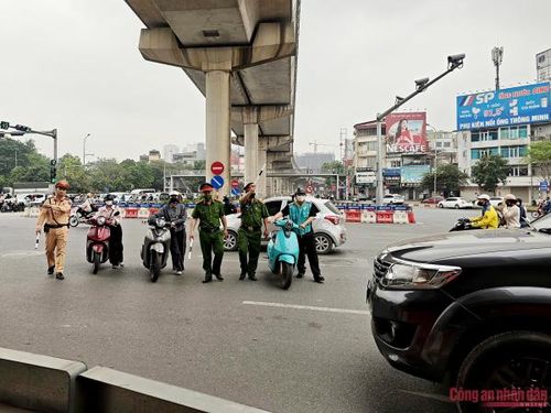 Tổ công tác của Đội CSGT số 6 phối hợp với Công an phường Từ Liêm xử lý tình trạng người điều khiển phương tiện đi ngược chiều tại khu vực nút giao Hồ Tùng Mậu - Phạm Hùng - Xuân Thủy.