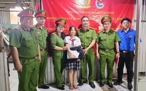 Công an xã Bình Hưng phối hợp với Phòng Cảnh sát QLHC về TTXH Công an TP Hồ Chí Minh thăm, trao quà hỗ trợ các trường hợp khó khăn và trẻ em hiếu học.
