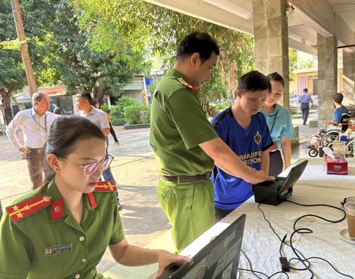 Công an phường Gia Định phối hợp với Phòng Cảnh sát QLHC về TTXH Công an TP Hồ Chí Minh thực hiện cấp căn cước cho người khuyết tật, trẻ mồ côi...