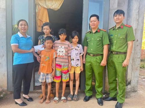 Công an xã Bình Giã, Công an phường Phú Lợi đến thăm và trao quà hỗ trợ cho các hộ dân khó khăn, người già neo đơn...