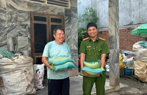 “Túi gạo nghĩa tình” của Công an phường Rạch Dừa trao tận tay các hộ gia đình khó khăn.