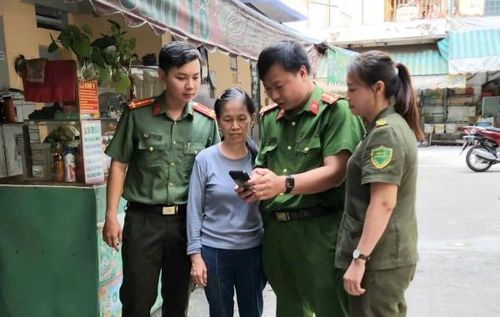 Công an phường Phú Thọ hướng dẫn người dân cài đặt các phần mềm trên điện thoại.