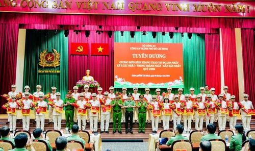 Ban Giám đốc Công an TP Hồ Chí Minh khen thưởng cho các cá nhân điển hình tiêu biểu trong phong trào thi đua "Ba nhất" (ngày 6/4)...