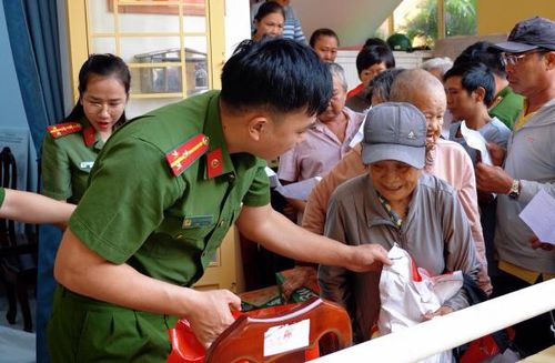 Công an xã Tân Vĩnh Lộc chăm lo, tặng quà cho người dân.
