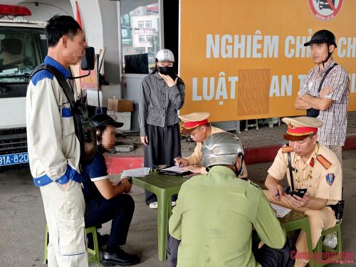 Người vi phạm xếp hàng chờ đến lượt làm việc với Cảnh sát.