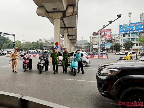 Tổ công tác của Đội CSGT số 6 phối hợp với Công an phường Từ Liêm xử lý tình trạng người điều khiển phương tiện đi ngược chiều tại khu vực nút giao Hồ Tùng Mậu - Phạm Hùng - Xuân Thủy.