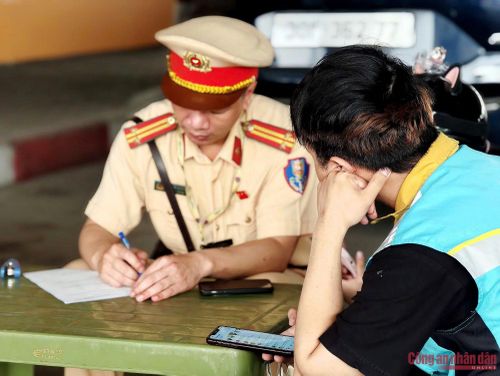 "An toàn giao thông không chỉ là trách nhiệm của riêng ai mà là nghĩa vụ chung của toàn xã hội. Việc chấm dứt hành vi đi ngược chiều không chỉ giúp bảo vệ tính mạng, sức khỏe của mỗi người mà còn góp phần xây dựng một môi trường giao thông văn minh, an toàn. Đã đến lúc mỗi người cần nói không với thói quen nguy hiểm này, bắt đầu từ những hành động nhỏ nhưng thiết thực trong cuộc sống hằng ngày"", Trung tá Phạm Văn Chiến nói.