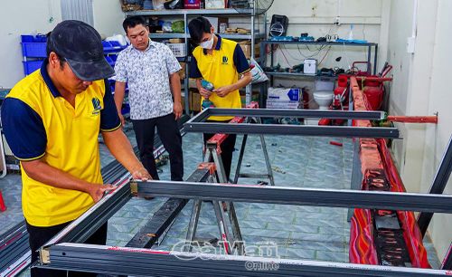 Ông Nguyễn Văn Thuận, Giám đốc Công ty TNHH Tư vấn Thuận Thành, Phó Chủ nhiệm CLB DN tỉnh (giữa), cho biết, nhiều doanh nghiệp đã mở rộng thị trường, tăng doanh thu nhờ tham gia CLB.
