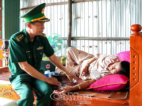 Cán bộ quân y Đồn Biên phòng Đất Mũi đến tận nhà hộ dân Khmer có hoàn cảnh khó khăn tại ấp Mũi, xã Đất Mũi để khám bệnh, cấp thuốc miễn phí.