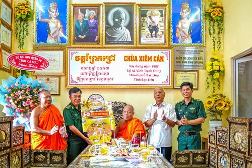  Hòa thượng Dương Quân, Trụ trì chùa Xiêm Cán (phường Hiệp Thành), nhận quà chúc tết, bày tỏ trân trọng trước sự quan tâm, chia sẻ của cán bộ, chiến sĩ BĐBP Cà Mau đối với đồng bào Khmer; đồng khẳng định sẽ tiếp tục đồng hành cùng lực lượng biên phòng và chính quyền địa phương trong xây dựng phum, sóc ngày càng phát triển.