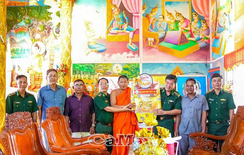 Đại diện Ban Chỉ huy BĐBP tỉnh và Đồn Biên phòng Cái Cùng thăm hỏi, tặng quà chúc tết chùa Serey Vongsa Kos Thmây (xã Vĩnh Hậu).