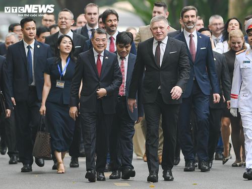 Thủ tướng Lê Minh Hưng và Thủ tướng Cộng hòa Slovakia Robert Fico.
