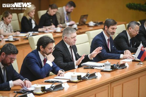 Các lĩnh vực như an ninh - quốc phòng, khoa học - công nghệ, văn hóa - du lịch và lao động, hai nước cũng duy trì hợp tác ổn định, từng bước mở rộng. Công dân Slovakia được miễn thị thực khi nhập cảnh Việt Nam trong thời hạn từ ngày 15/8/2025 đến ngày 14/8/2028. (Trong ảnh: Thủ tướng Cộng hòa Slovakia Robert Fico phát biểu tại hội đàm)