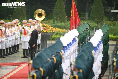 Thủ tướng Lê Minh Hưng và Thủ tướng Cộng hòa Slovakia Robert Fico cúi chào Quân kỳ Quyết thắng của Quân đội Nhân dân Việt Nam.