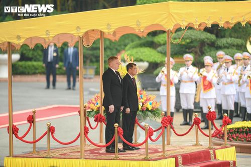 Thủ tướng Lê Minh Hưng và Thủ tướng Cộng hòa Slovakia Robert Fico đứng trên bục danh dự, Quân nhạc cử Quốc thiều hai nước.