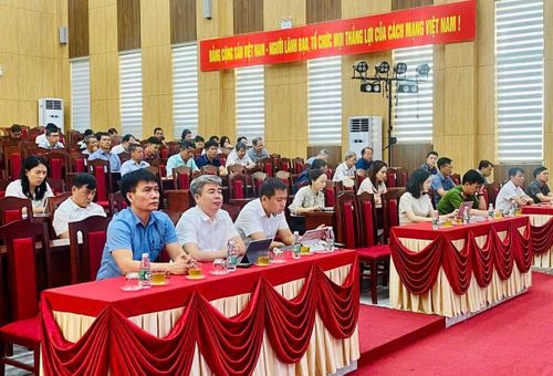 Các đại biểu tham dự hội nghị tại điểm cầu xã Ô Diên. Ảnh: Ánh Bình