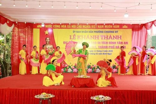 Chương trình văn nghệ đặc sắc chào mừng lễ khánh thành công trình tu bổ, tôn tạo di tích Đình Tân An. Ảnh: Lan Oanh