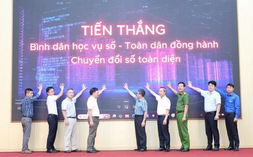 Các đại biểu phát động chiến dịch bình dân học vụ số - toàn dân đồng hành chuyển đổi số toàn diện năm 2025. Ảnh PV