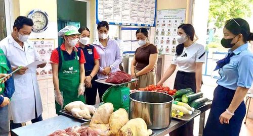 100% bếp ăn được tổ chức theo quy trình một chiều, tách biệt thực phẩm sống và thực phẩm chín. Ảnh: Bảo Thoa