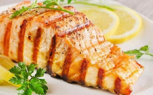 Cá hồi là thực phẩm được rất nhiều người yêu thích và ưa chuộng, bên cạnh giá trị dinh dưỡng, cá hồi còn được yêu thích bởi hương vị thơm ngon và ngọt thịt.