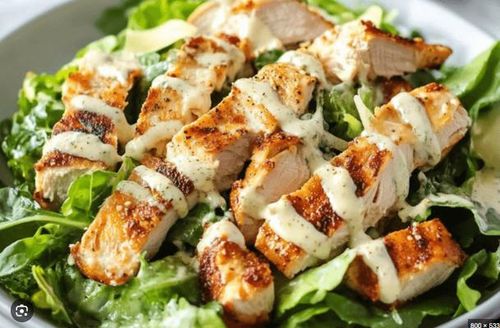 Salad ức gà rau củ xốt mè rang, món ăn bổ dưỡng cho người bị gan nhiễm mỡ.