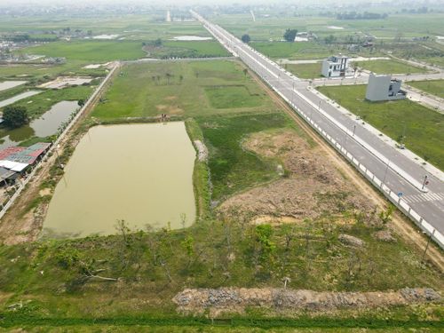 Dự án dự kiến GPMB xong trong quý I/2015, từ quý II/2015 đến quý IV/2016, tiến hành khởi công và xây dựng các hạng mục công trình. Đến quý I/2017, dự án được kỳ vọng sẽ hoàn thành và đi vào sử dụng. Năm 2019, dự án được điều chỉnh tổng mức đầu tư lên hơn 670 tỷ đồng. Tuy nhiên, trên thực tế, sau khi được chấp thuận chủ trương đầu tư, dự án chỉ được xây dựng một số hạng mục ban đầu rồi dừng thi công. Ảnh: Đình Minh