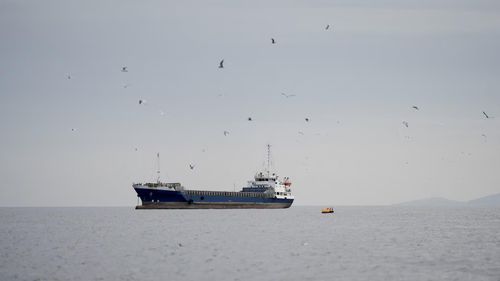  Một con tàu tại eo biển Hormuz, ngoài khơi tỉnh Musandam của Oman, ngày 12/4. Ảnh: Reuters. 