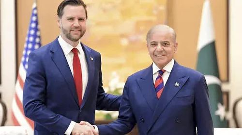 Phó Tổng thống J.D. Vance và Thủ tướng Pakistan Shehbaz Sharif tại Islamabad, Pakistan, vào thứ Bảy vừa qua. Ảnh: Reuters.