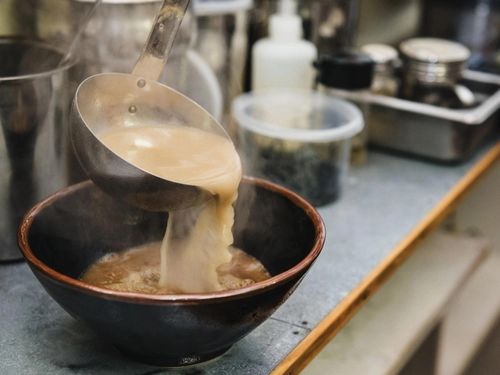  Ăn uống quá nóng có thể gây bỏng nhẹ hoặc kích thích niêm mạc lưỡi và vùng khoang miệng, làm tăng nguy cơ ung thư nếu lặp lại thường xuyên. Ảnh: Thetakeout. 