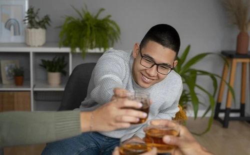  Uống rượu bia kết hợp với hút thuốc lá làm tăng nguy cơ ung thư lưỡi lên gấp đôi. Ảnh: Freepik. 
