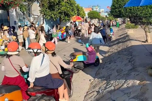 Hình ảnh khách xếp hàng quanh khu vực "cây cô đơn" vào ngày 6/4 được một hướng dẫn viên du lịch ghi lại. Ảnh: Năm Khâu. 