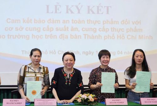 Đại diện các công ty ký kết về đảm bảo an toàn thực phẩm. Ảnh: Nguyễn Thuận.