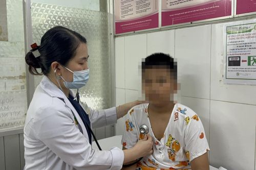 Bệnh nhi nghi bị ngộ độc thực phẩm được điều trị tại Bệnh viện Nhi đồng 2. Ảnh: BVCC.