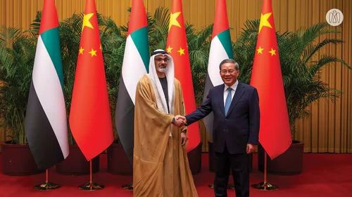 Thái tử Abu Dhabi Sheikh Khaled bin Mohamed bin Zayed Al Nahyan và Thủ tướng Trung Quốc Lý Cường. Ảnh: Văn phòng Truyền thông Abu Dhabi.