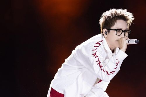 B Ray nhiều lần bị chỉ trích vì rap phản cảm, dung tục.