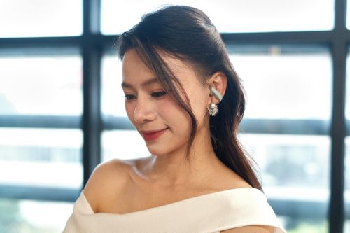 Clip WF-900 là tai nghe đầu tiên của Sony sử dụng thiết kế dạng đeo trên vành tai, vừa bán ra ở Việt Nam từ tháng 4. Khi đeo lên tai, WF-900 nhìn giống như một chiếc khuyên. Phần cao su kéo hai đầu kẹp nhẹ vào vành tai, hứa hẹn cảm giác thoải mái và dễ chịu hơn nhiều nếu so với các loại tai dạng nút thường (earbuds) hoặc nhét vào trong tai (in-ear).