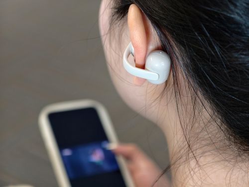 Theo thông số của hãng, tai nghe có thể hoạt động 9 giờ, cộng với tối đa 28 giờ khi sạc bằng hộp. Trong sử dụng thực tế, khi sử dụng tai nghe khoảng 4 giờ mỗi ngày, bật chế độ chất lượng âm thanh cao nhất, tôi sử dụng được cả tuần mới phải sạc. Đây là mức pin đủ dùng thoải mái.