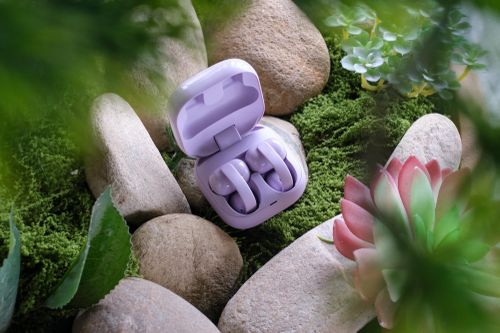 Với thiết kế tai nghe rất mở, khó có thể yêu cầu chất lượng âm thanh xuất sắc, dày bass. Âm thanh của mẫu WF-LC900 có thiên hướng trung tính, thể hiện giọng hát rõ ràng, tách bạch. Âm trầm khá mỏng khiến tai nghe hơi “đuối” khi thể hiện một số thể loại nhạc như rock, EDM. Điểm này có thể cải thiện một chút bằng chế độ nghe, hoặc bằng điều chỉnh EQ trong app Sony Connect.