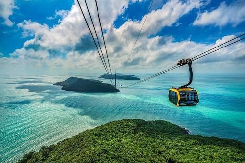 Cáp treo Hòn Thơm đưa du khách vào hành trình độc đáo giữa trời biển. Ảnh minh họa