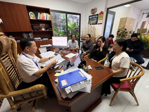 Công chứng viên có nghĩa vụ hướng dẫn người yêu cầu công chứng thực hiện đúng các quy định về thủ tục công chứng và quy định của pháp luật có liên quan, giải thích cho người yêu cầu công chứng hiểu rõ quyền, nghĩa vụ và lợi ích hợp pháp của họ, ý nghĩa và hậu quả pháp lý của việc công chứng