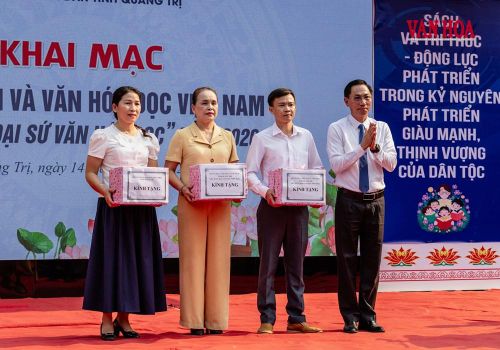 Lãnh đạo Sở VHTTDL tỉnh Quảng Trị cùng các nhà tài trợ tặng sách cho cơ sở